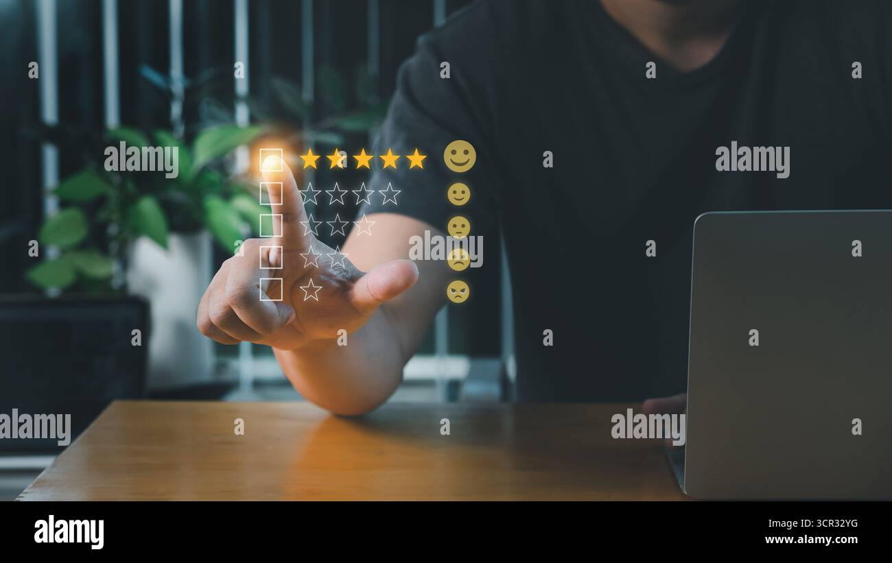 Concetto di sondaggio sulla soddisfazione del servizio clienti, Business person che utilizza lo schermo virtuale per ottenere punteggi di soddisfazione. Dare ra molto soddisfatto Foto Stock