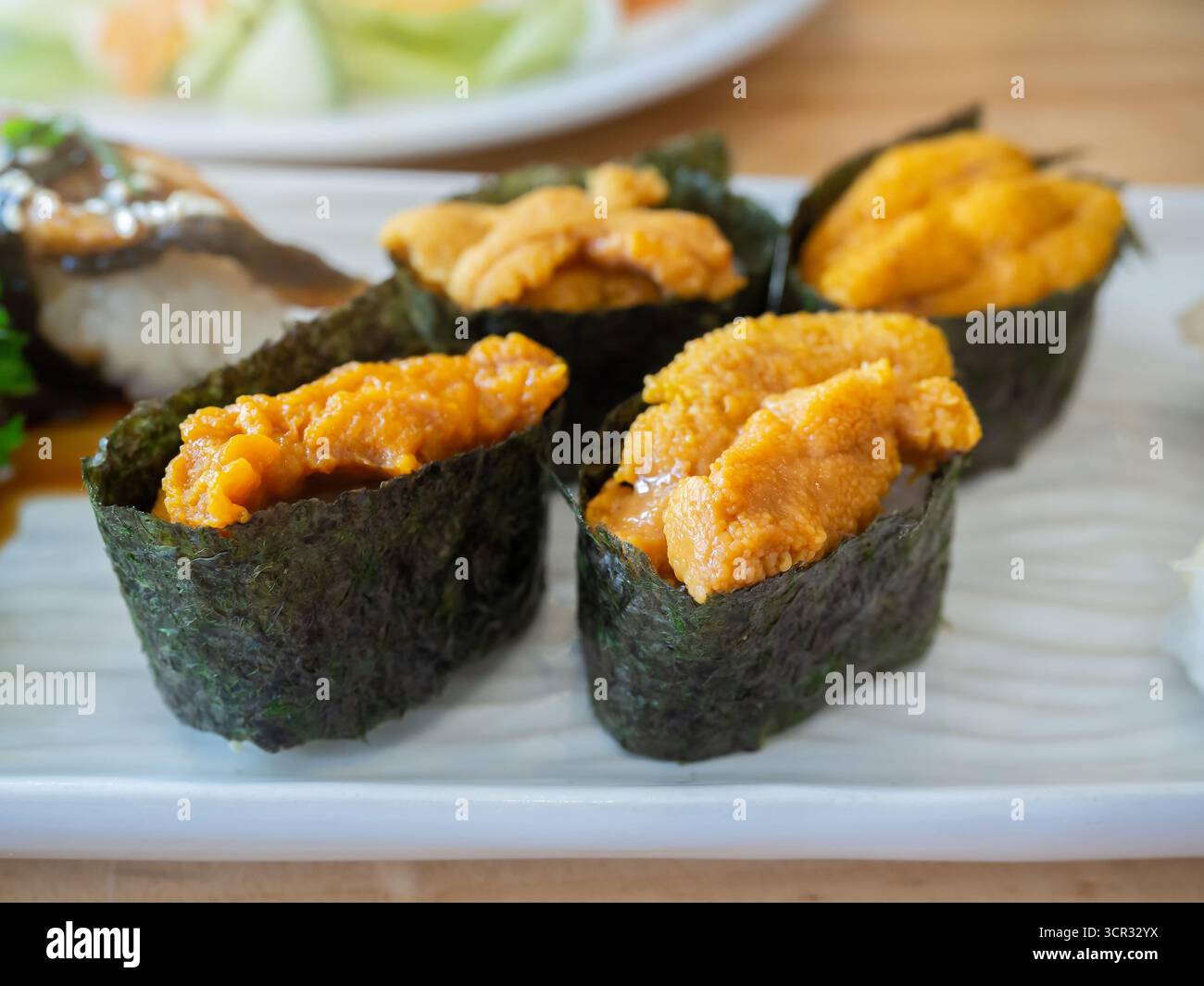 Sushi di ricci di mare in un ristorante di cucina giapponese. Foto Stock