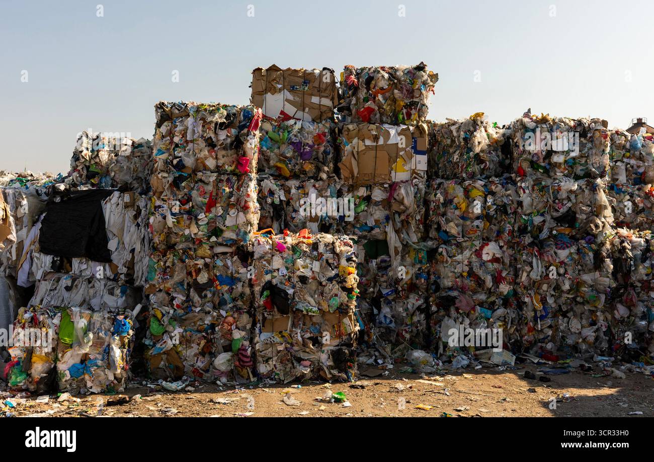 Un impianto di smistamento dei rifiuti, noto anche come impianto di recupero dei materiali (MRF) o centro di riciclaggio, è un impianto specializzato che riceve e separa mi Foto Stock