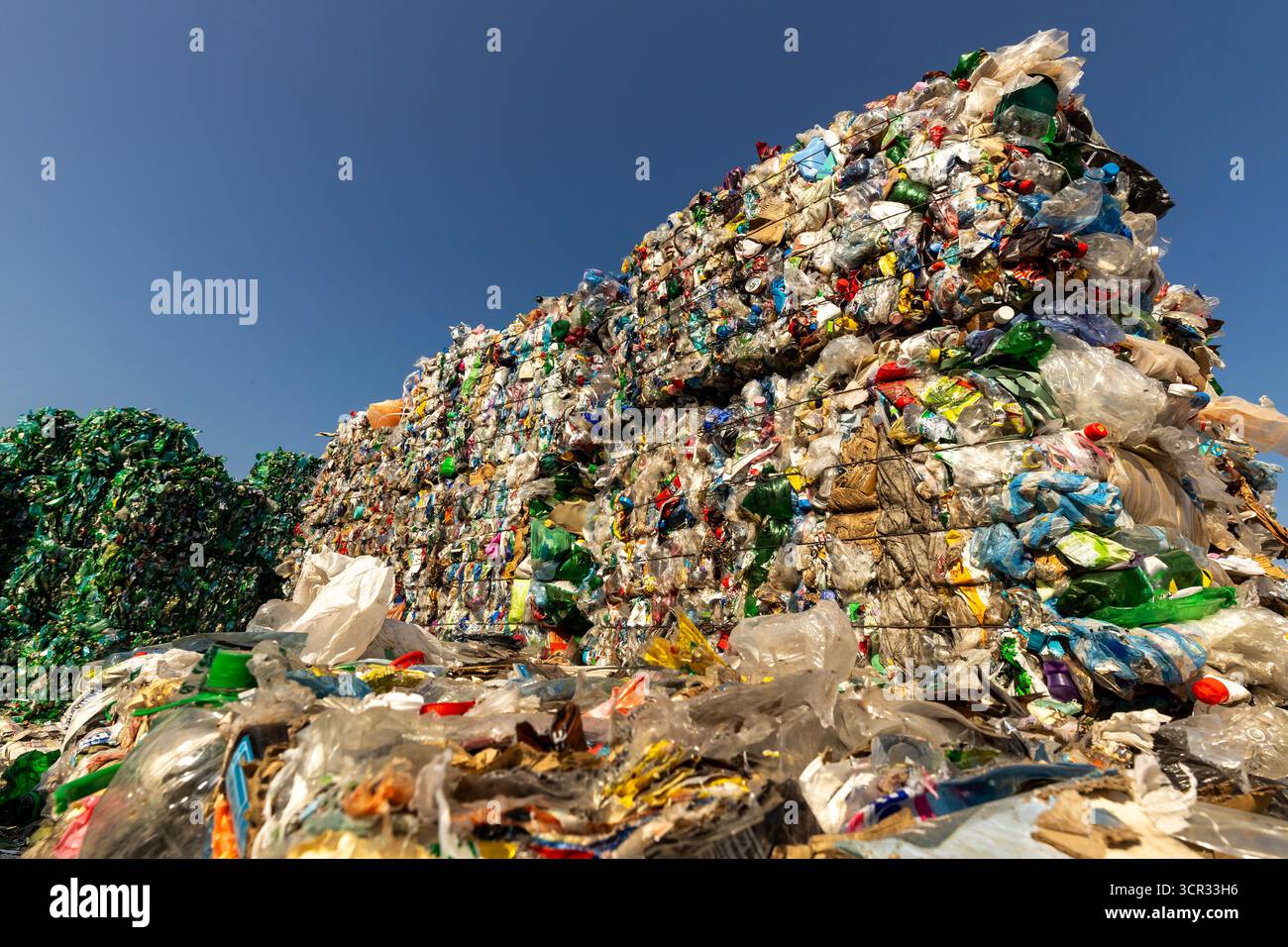 Un impianto di smistamento dei rifiuti, noto anche come impianto di recupero dei materiali (MRF) o centro di riciclaggio, è un impianto specializzato che riceve e separa mi Foto Stock