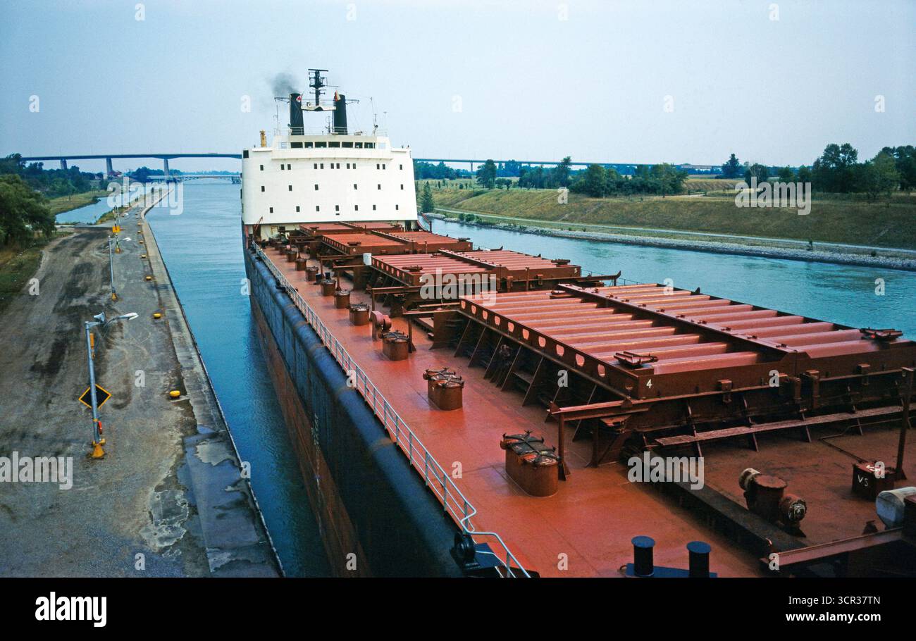 Der 1932 eroeffnete Wellandkanal ist Teil des Sankt-Lorenz-Seeweges, er dient zur Umfahrung der Niagarafaelle und verbindet den Eriesee mit dem Ontariosee. Die Durchfahrt durch den 43,4 km langen Kanal mit 8 Schleusenstufen dauert etwa 11 Stunden. Wellandkanal-Schleuse *** aperto nel 1932, il Welland Canal fa parte del St. Lawrence Seaway, serve a bypassare le Cascate del Niagara e collega il lago Erie con il lago Ontario. Il passaggio attraverso il canale lungo 43,4 km con 8 passaggi di chiuse dura circa 11 ore Foto Stock