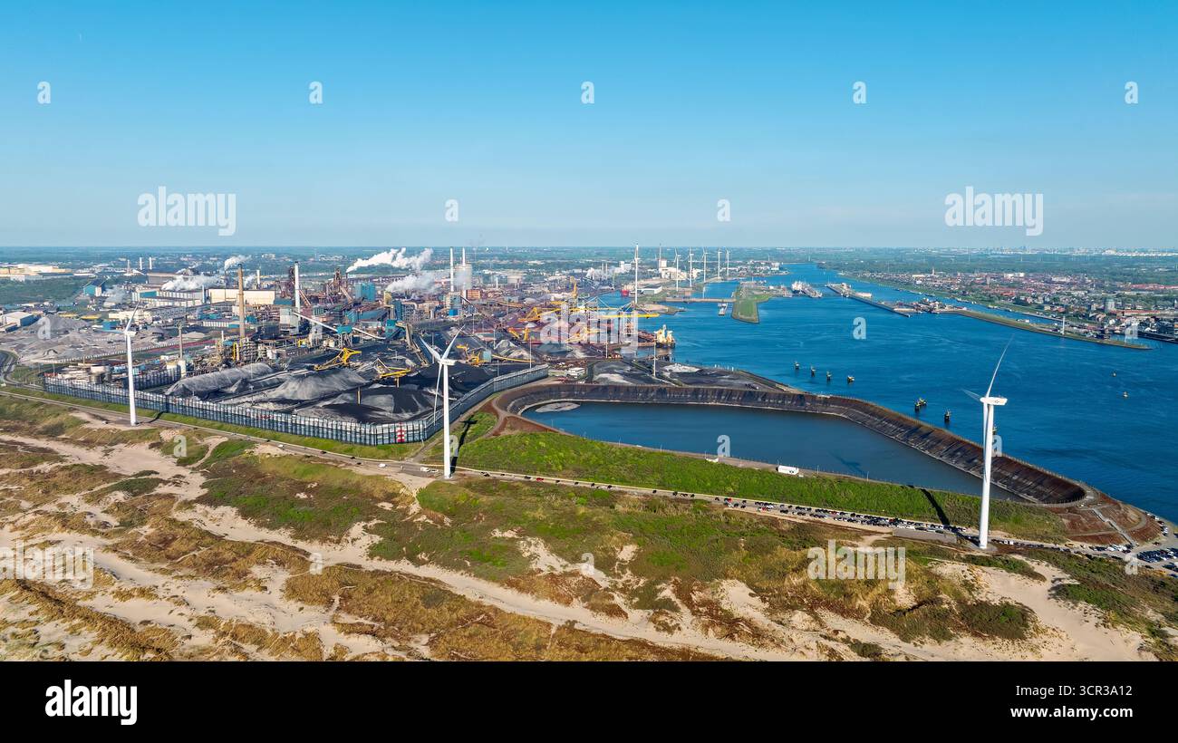 Aereo proveniente dall'industria nel porto da IJmuiden, nei Paesi Bassi Foto Stock