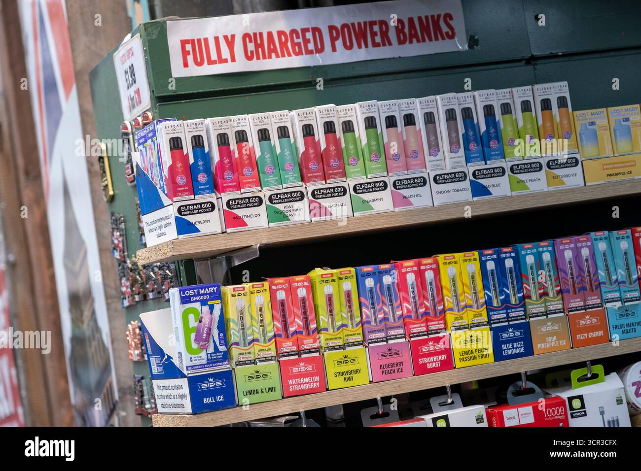 Vape shop che vende vapes monouso il 3 agosto 2025 a Londra, Regno Unito. Lo svapo è spesso visto come un'alternativa sicura o più sicura al fumo. È anche relativamente nuovo per il mercato, che ha colpito solo il mainstream negli ultimi dieci anni circa. Le penne monouso sono dispositivi non ricaricabili che generalmente vengono forniti riempiti con liquido elettronico. Recentemente si è discusso molto in termini di salute pubblica, in particolare per quanto riguarda la disponibilità di prodotti vape per i bambini, in particolare vapori usa e getta. Foto Stock