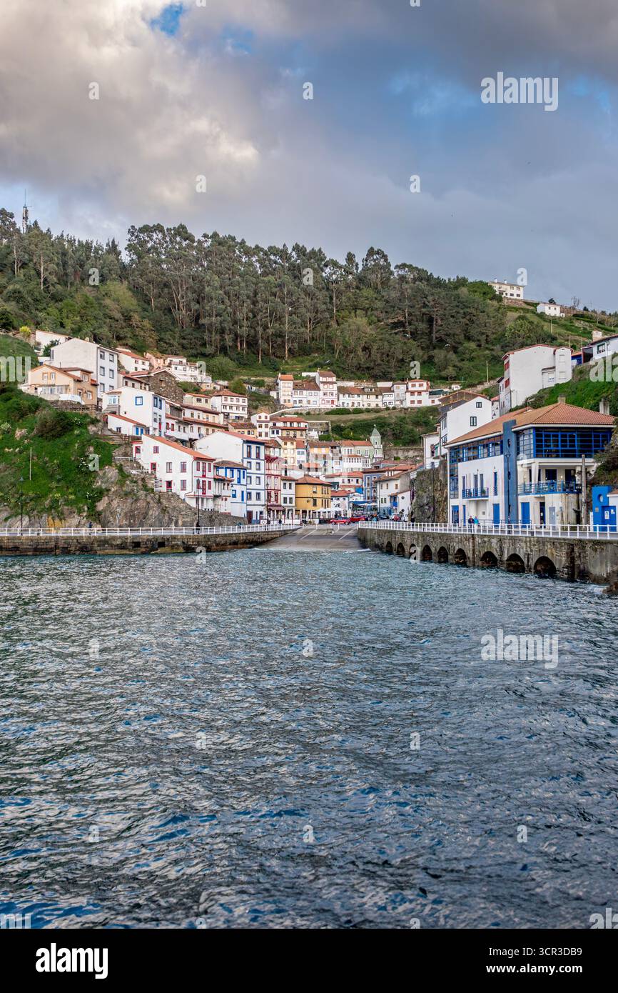 Case colorate del villaggio di pescatori di Cudillero Anfiteatro, Asturie, Spagna: Architettura costiera tradizionale, porto pittoresco, paesaggio Atlantico Foto Stock
