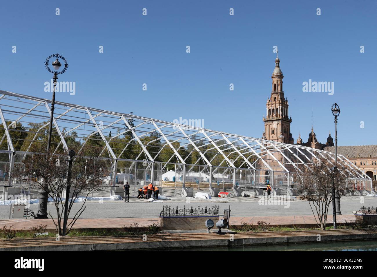 Siviglia, 7 novembre 2023. Una tenda di 5.000 metri quadrati in Plaza de España per celebrare la settimana universale della musica di Santalucía come preludio ai Latin Grammy Awards. Foto: Raúl Doblado. SEGN. ARCHSEV. Crediti: Album / Archivo ABC / Raúl Doblado Foto Stock