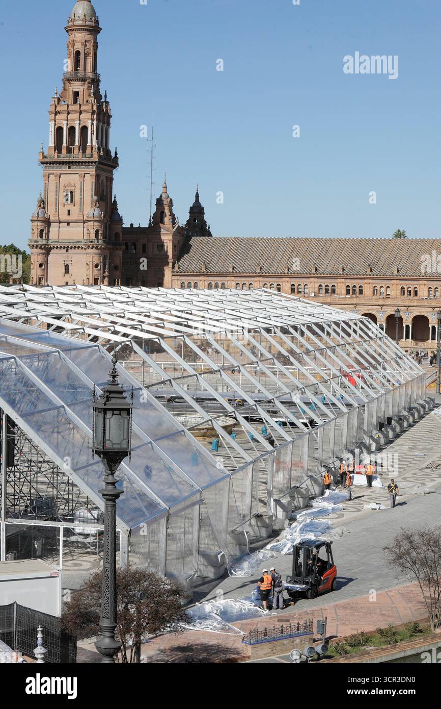 Siviglia, 7 novembre 2023. Una tenda di 5.000 metri quadrati in Plaza de España per celebrare la settimana universale della musica di Santalucía come preludio ai Latin Grammy Awards. Foto: Raúl Doblado. SEGN. ARCHSEV. Crediti: Album / Archivo ABC / Raúl Doblado Foto Stock