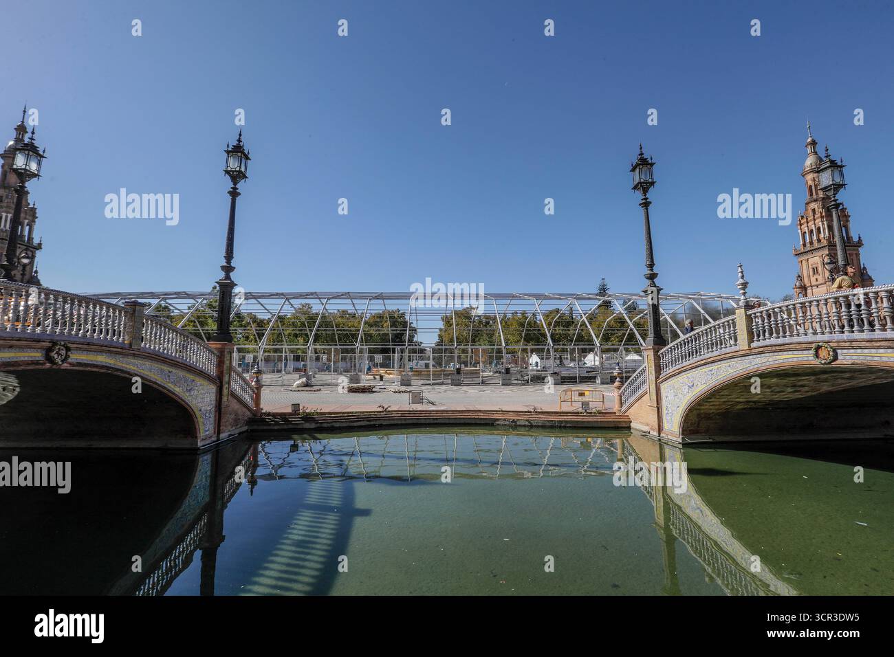 Siviglia, 7 novembre 2023. Una tenda di 5.000 metri quadrati in Plaza de España per celebrare la settimana universale della musica di Santalucía come preludio ai Latin Grammy Awards. Foto: Raúl Doblado. SEGN. ARCHSEV. Crediti: Album / Archivo ABC / Raúl Doblado Foto Stock