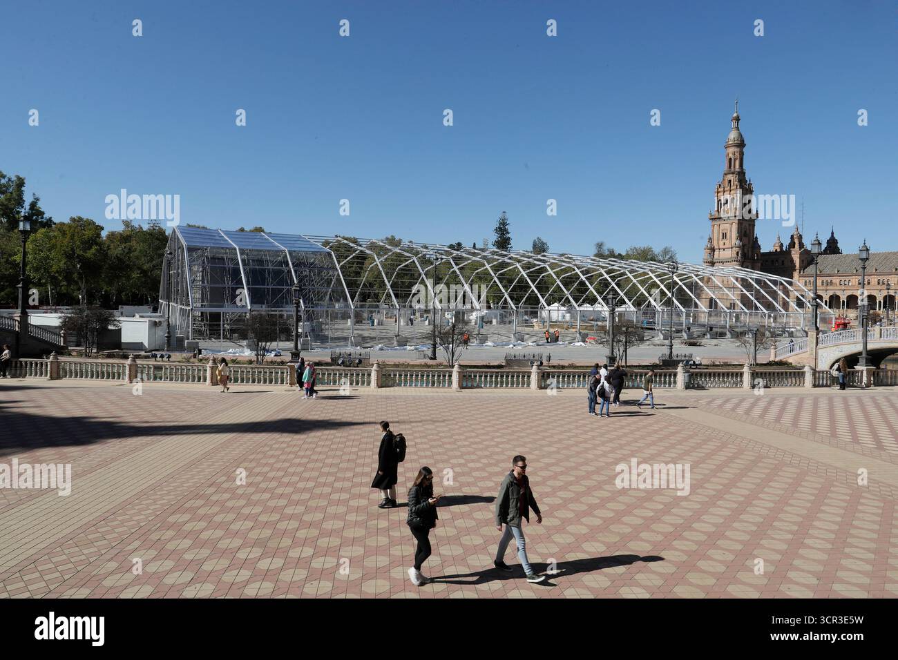 Siviglia, 7 novembre 2023. Una tenda di 5.000 metri quadrati in Plaza de España per celebrare la settimana universale della musica di Santalucía come preludio ai Latin Grammy Awards. Foto: Raúl Doblado. SEGN. ARCHSEV. Crediti: Album / Archivo ABC / Raúl Doblado Foto Stock