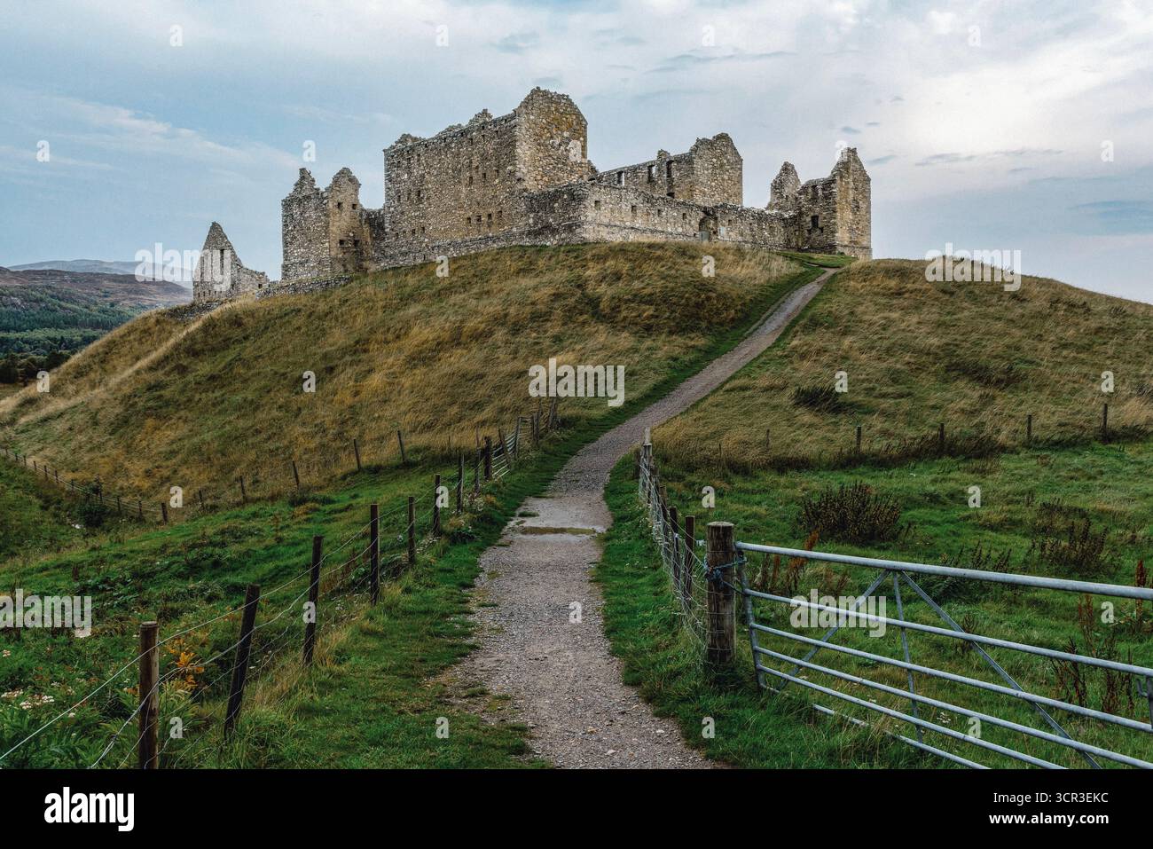 Le rovine di Ruthven Barracks, un'ex roccaforte del governo, che si affaccia sul fiume Spey nelle Highlands scozzesi Foto Stock