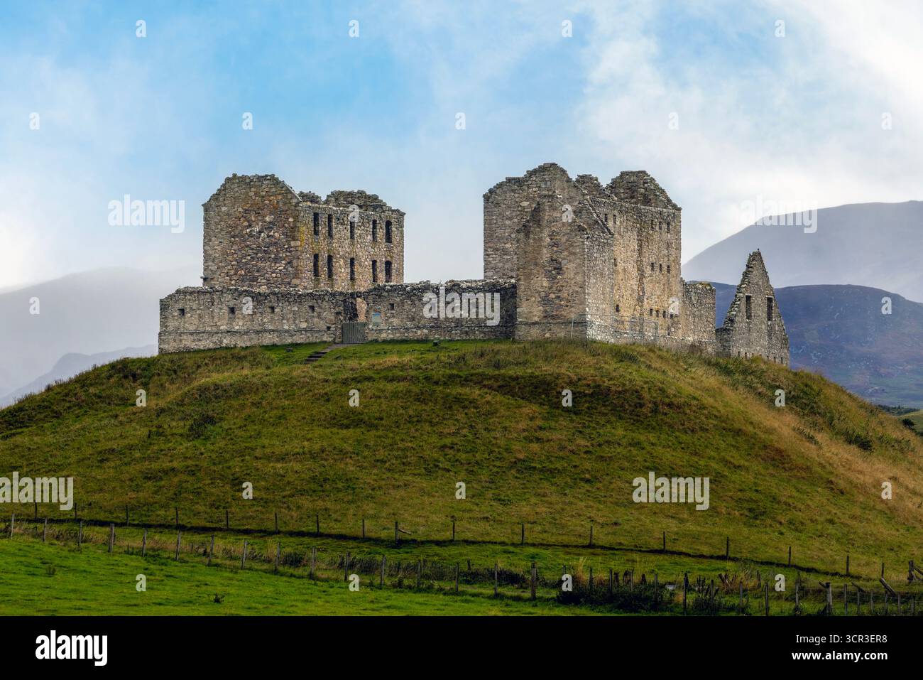 Le rovine di Ruthven Barracks, un'ex roccaforte del governo, che si affaccia sul fiume Spey nelle Highlands scozzesi Foto Stock