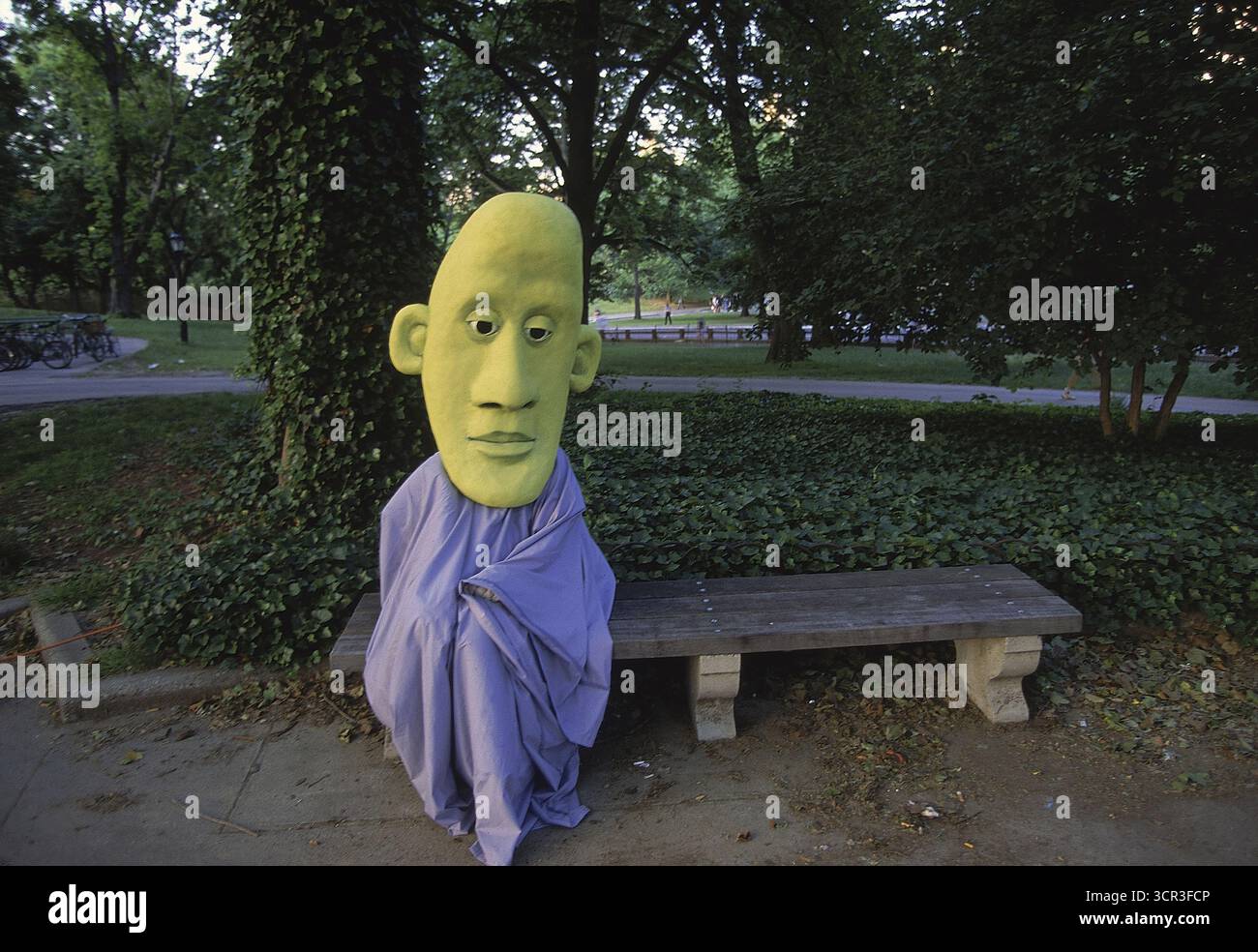 Una persona con una maschera grande. Foto Stock
