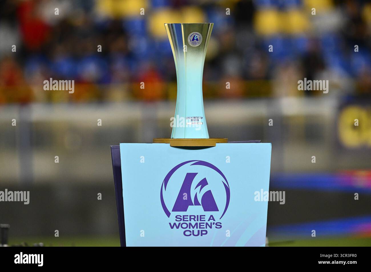 Il Trofeo di Coppa delle donne durante la finale di Coppa di serie A femminile tra Juventus F.C. e A.S. Roma allo Stadio Romeo menti il 27 settembre 2025 a Castellammare di Stabia, Italia Foto Stock