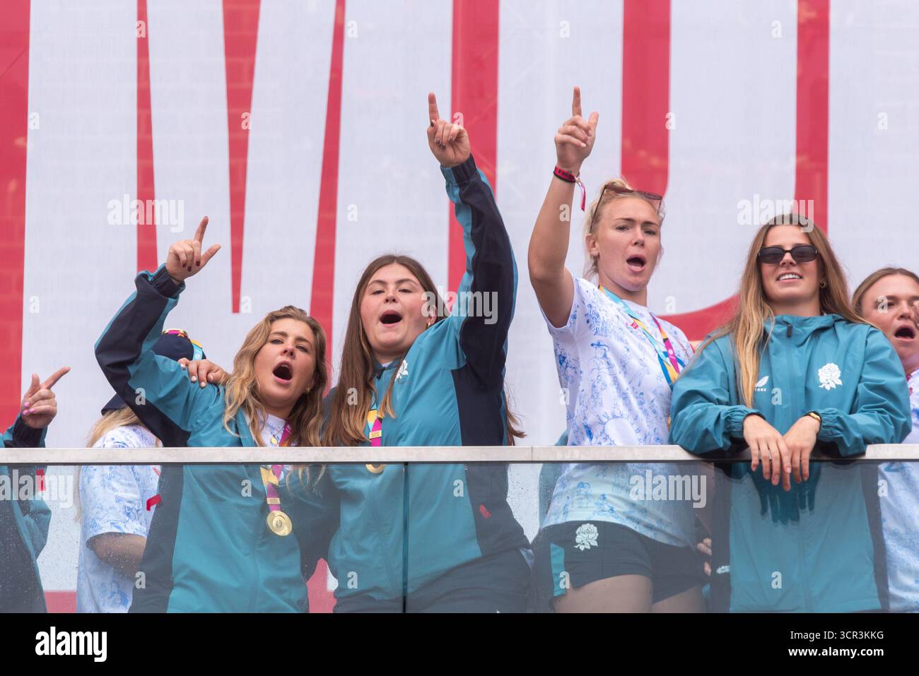 Le giocatrici della squadra di rugby femminile dell'Inghilterra festeggiano al Red Roses Champions Party di Battersea, dopo aver vinto la Coppa del mondo Foto Stock