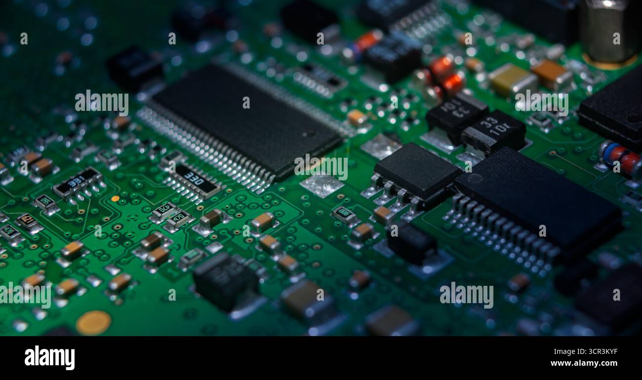 Vista ravvicinata di una scheda a circuito stampato complessa che mostra vari componenti vitali per l'intelligenza artificiale e le applicazioni di criptovaluta. Foto Stock