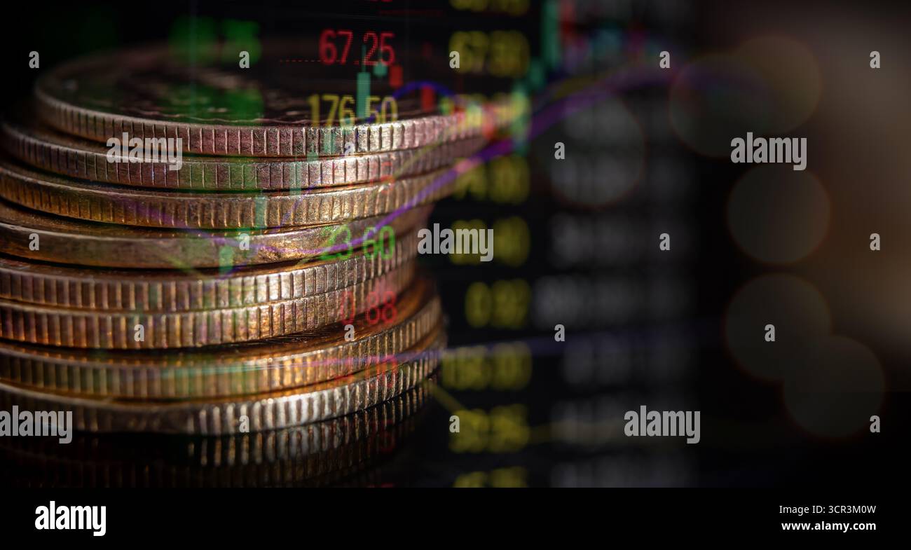 Pile di monete sono mostrate in uno scenario di dati di mercato fluttuanti, simboleggiando il crescente interesse per la criptovaluta e la blockchain. Foto Stock