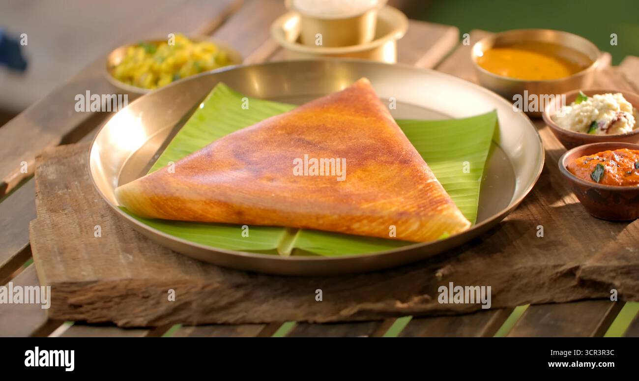 Masala dosa, Mysore dosa, Rava dosa e Paper dosa servite calde con chutney e sambar: Autentica delizia per la colazione dell'India meridionale amata per la sua croccante Foto Stock