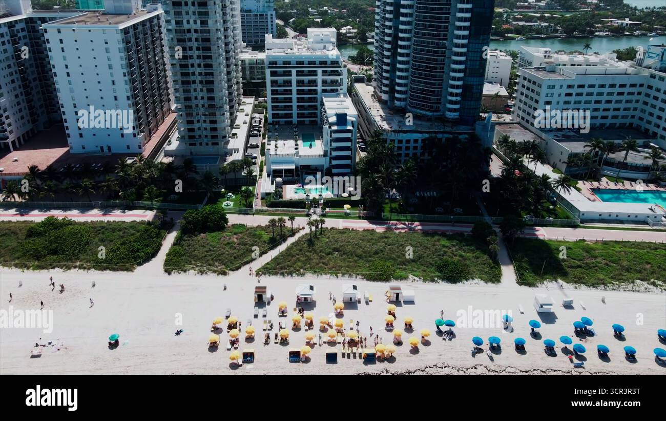 Miami, South Beach Miami, splendida vista aerea e riprese con i droni che catturano acque turchesi, skyline, spiagge e la vivace vita costiera della Florida Foto Stock