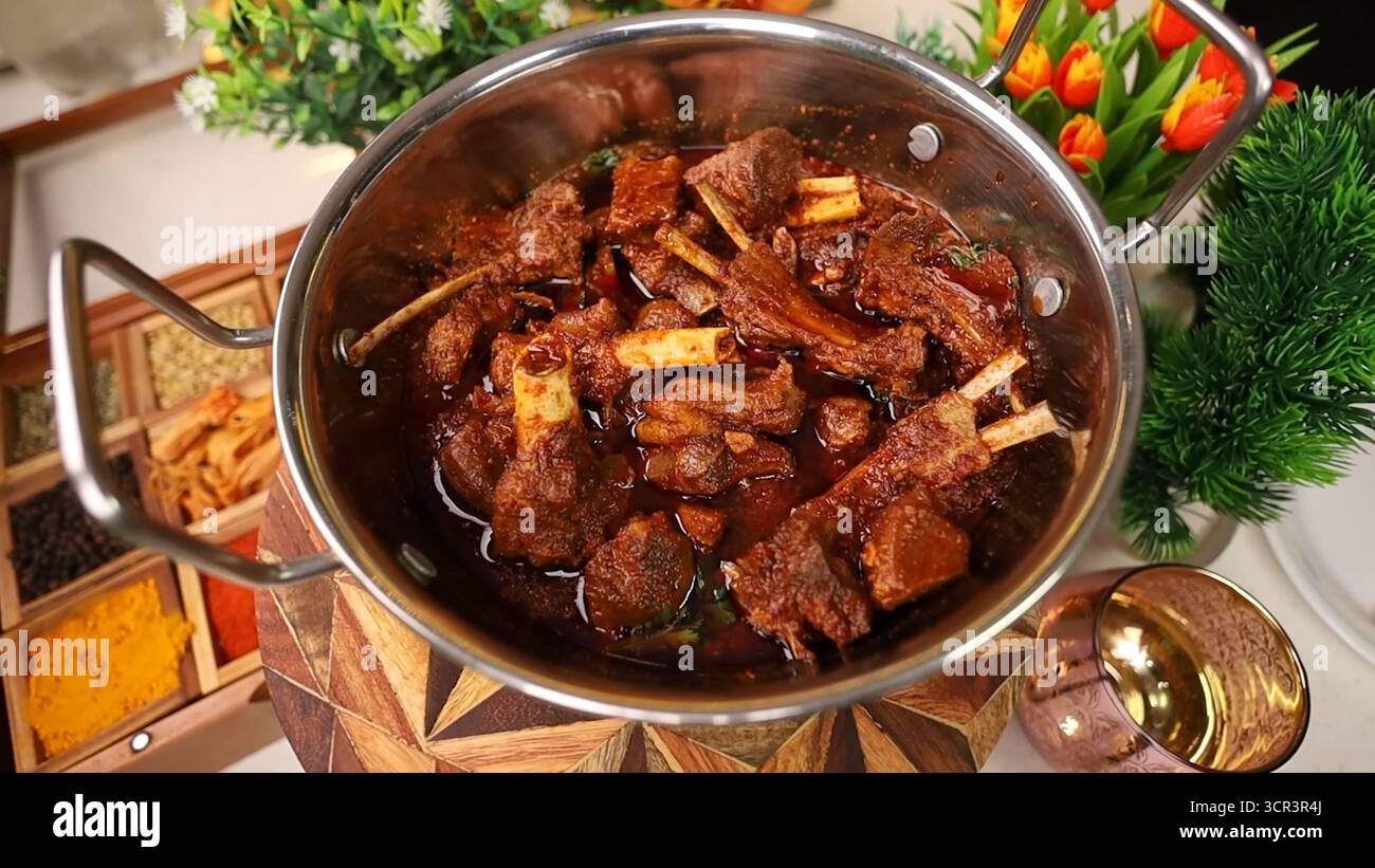 Il curry di montone, un famoso piatto indiano, pakistano e arabo, preparato con carne di capra o agnello freschi bolliti in un sugo di carne denso e saporito. Assolutamente da provare Foto Stock