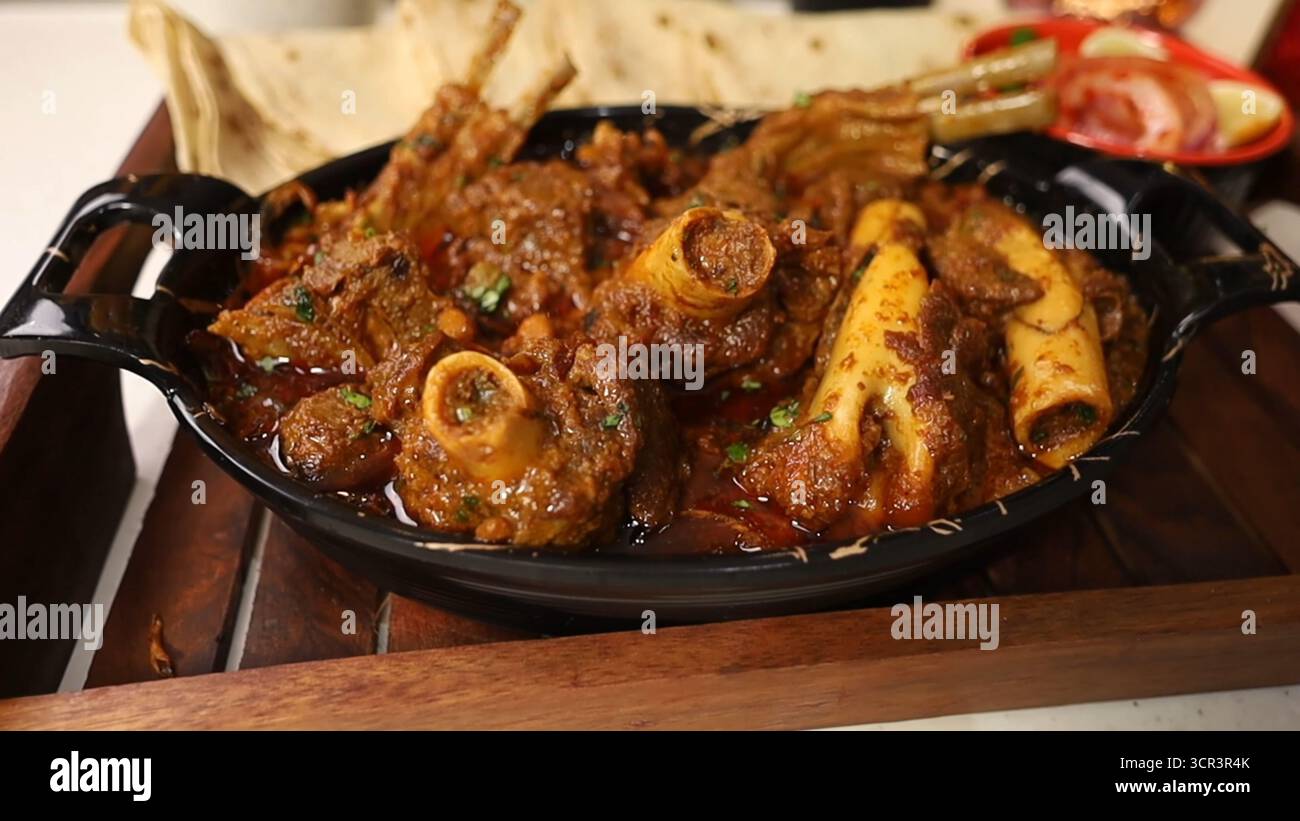 Il curry di montone, un famoso piatto indiano, pakistano e arabo, preparato con carne di capra o agnello freschi bolliti in un sugo di carne denso e saporito. Assolutamente da provare Foto Stock