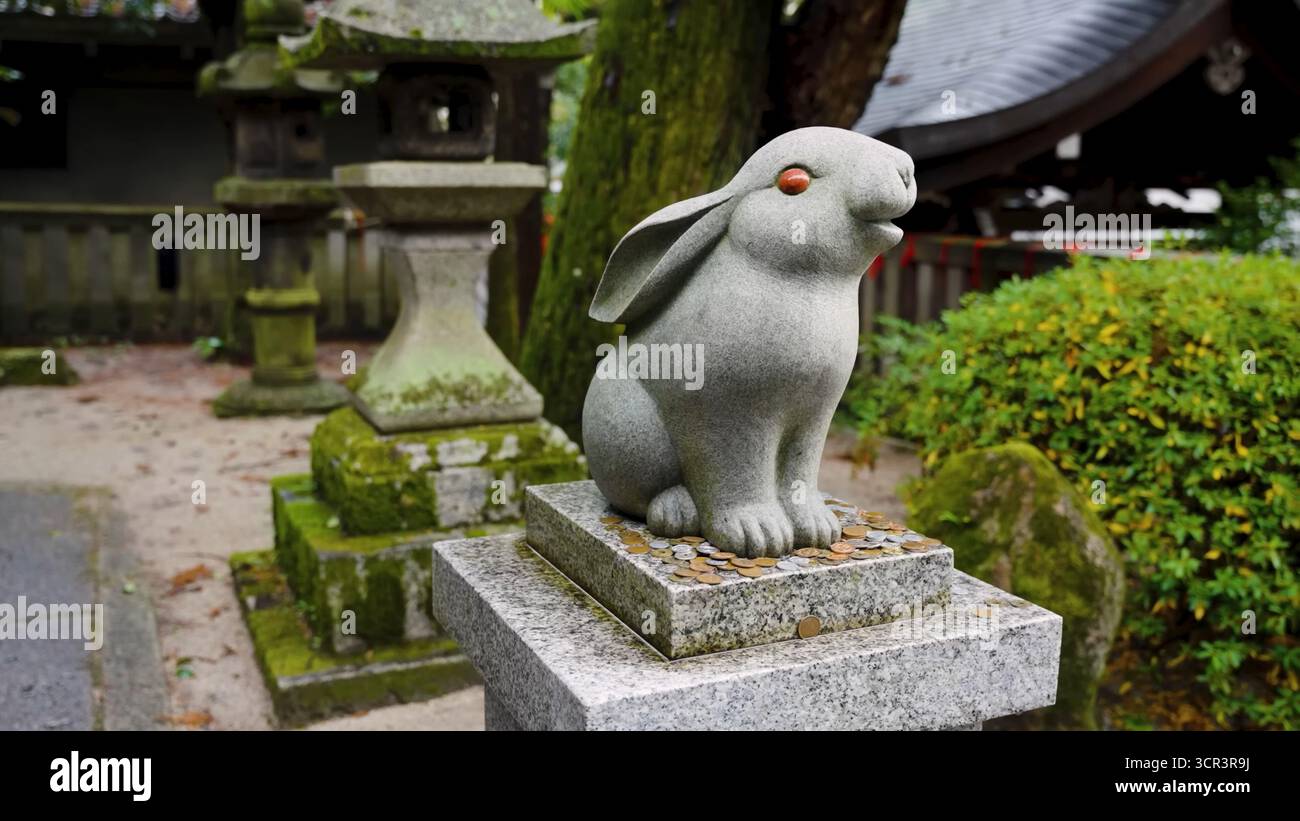 Statua del coniglio annidata all'interno dello storico Santuario Okazaki a Kyoto in Giappone. Fondata nell'anno 794, questo venerabile Santuario Okazaki jinja Foto Stock