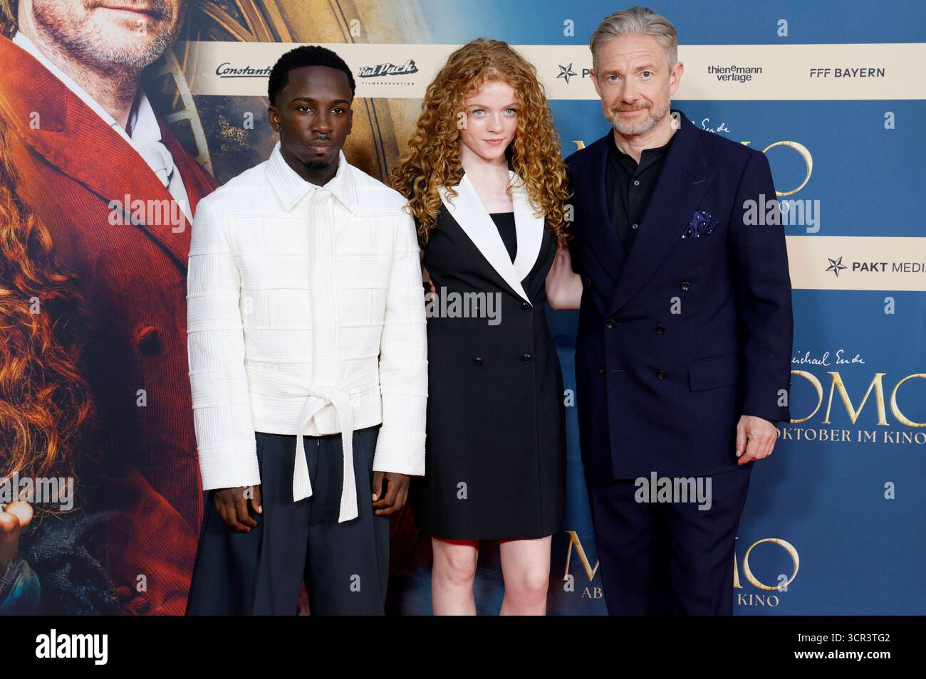 Araloyin Oshunremi, Alexa Goodall e Martin Freeman bei der Premiere des Kinofilms Momo im Mathäser Filmpalast. München, 28.09.2025 *** Araloyin Oshunremi, Alexa Goodall e Martin Freeman alla prima del film Momo a Mathäser Filmpalast Monaco, 28 09 2025 foto:xD.xBedrosianx/xFuturexImagex momo_5917 Foto Stock