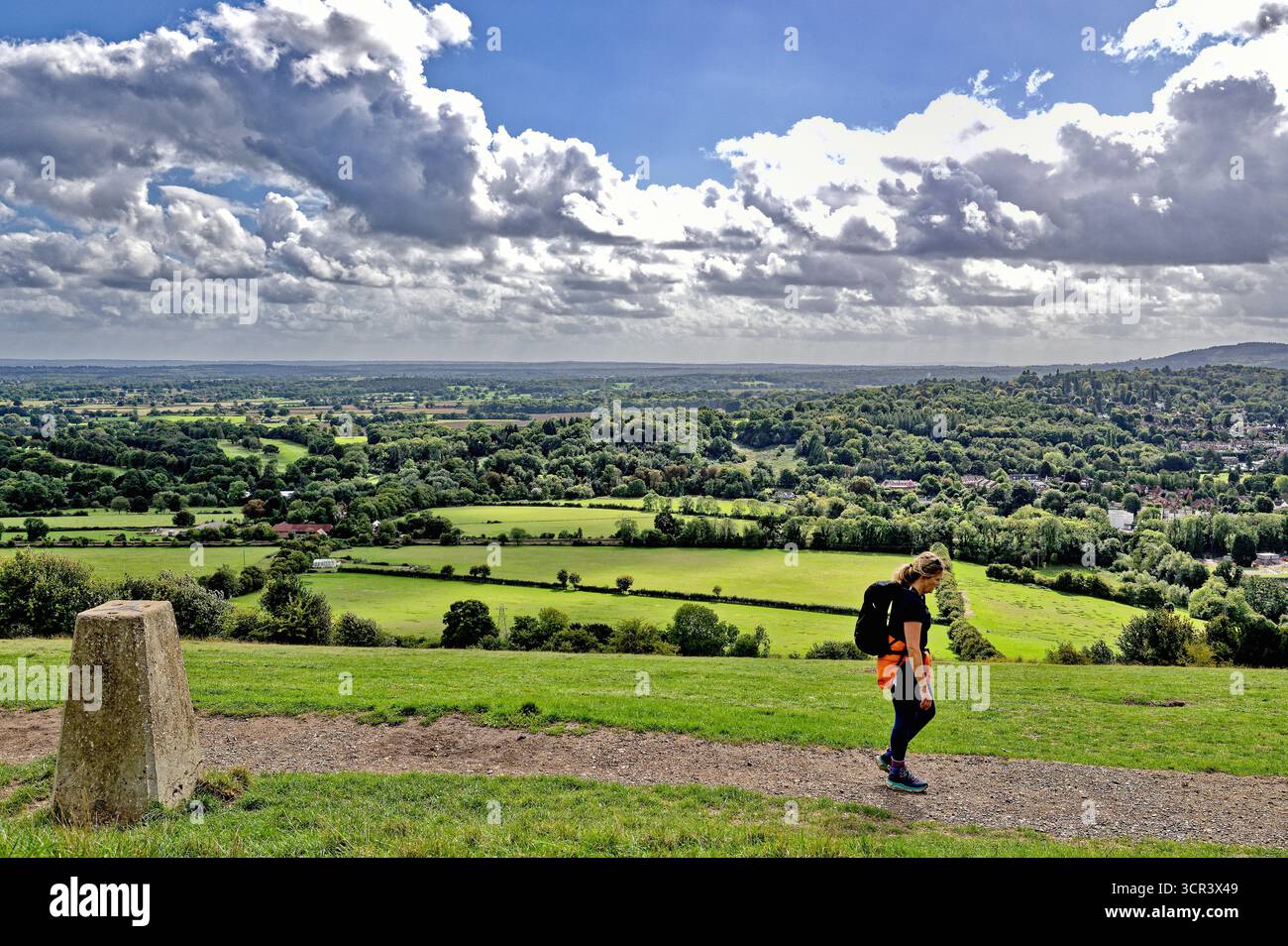 Una donna solitaria che passa per la cima di Box Hill Dorking Surrey Inghilterra Regno Unito Foto Stock