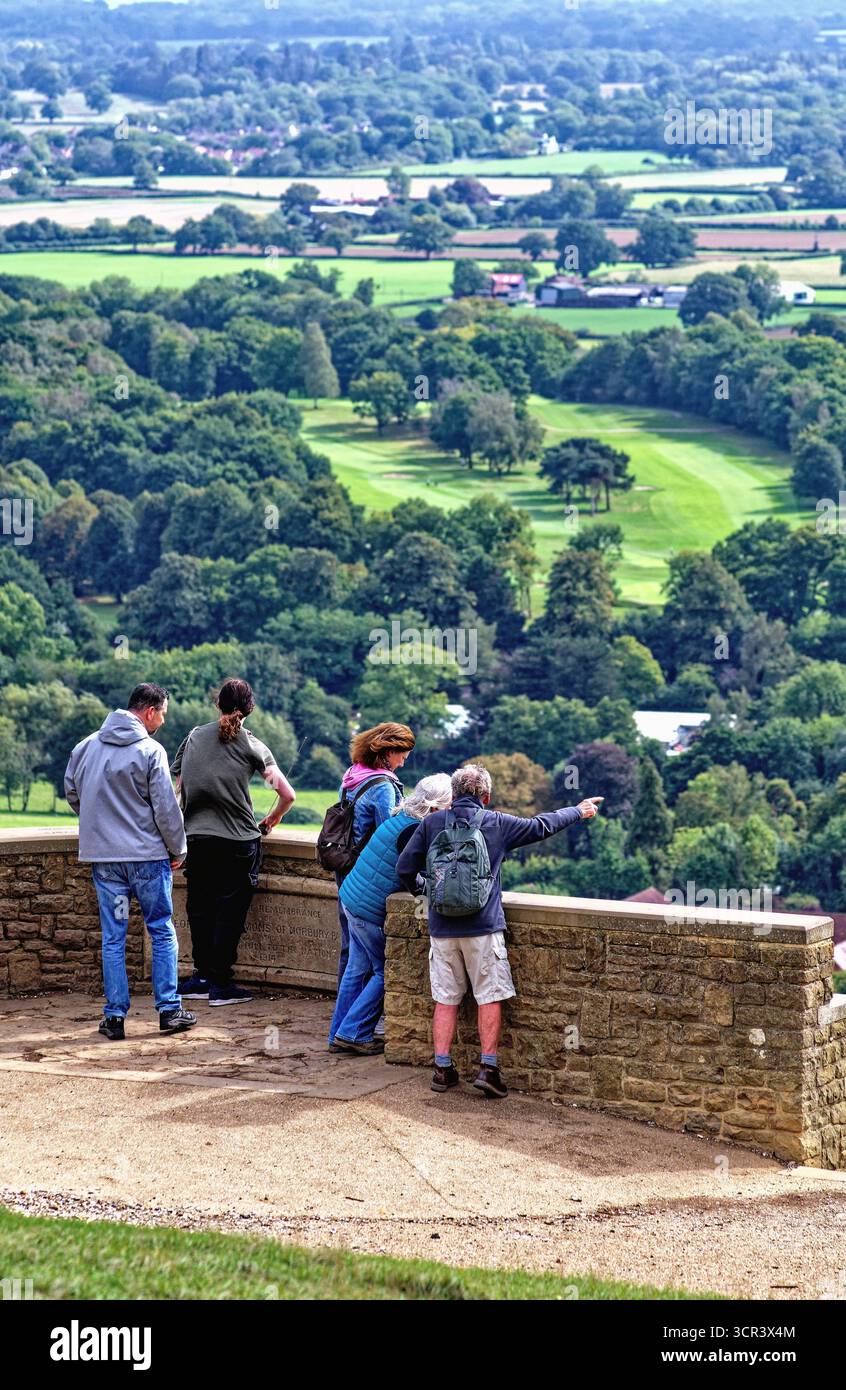 Un gruppo di escursionisti che si godono la vista dalla cima di Box Hill Dorking Surrey Inghilterra Regno Unito Foto Stock