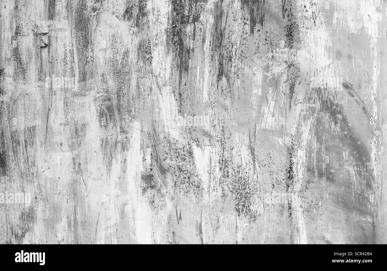 Pareti intemprate con vernice bianca che lascia la pelle, che mostra il decadimento e il contrasto. Perfetto per sfondi, design urbano o rappresentazione astratta. Sfondo Foto Stock