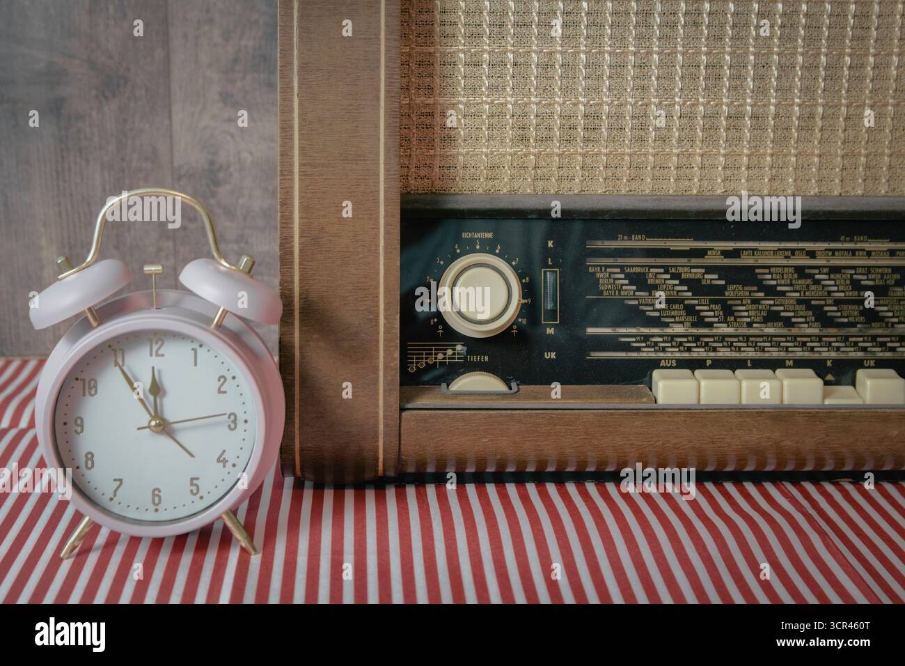Autentica radio anni '60 del 50 su un tavolo con una sveglia da scrivania del passato. Natura morta retrò. Copia spazio Foto Stock