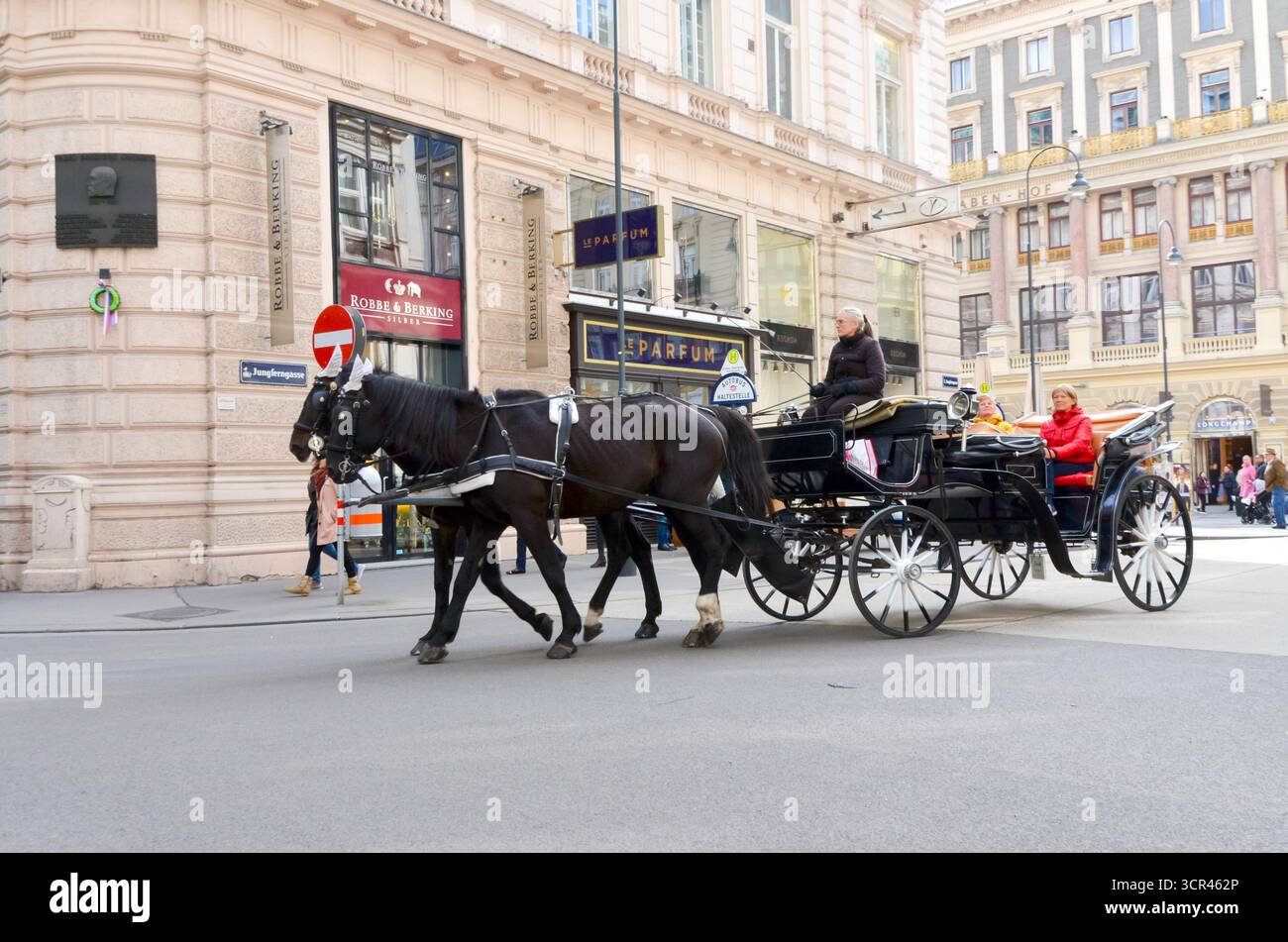 Titolo/descrizione: Vienna, Austria – 7 ottobre 2017: Tradizionale carrozza trainata da cavalli con turisti che attraversano le strade storiche della città di Vienna. Foto Stock