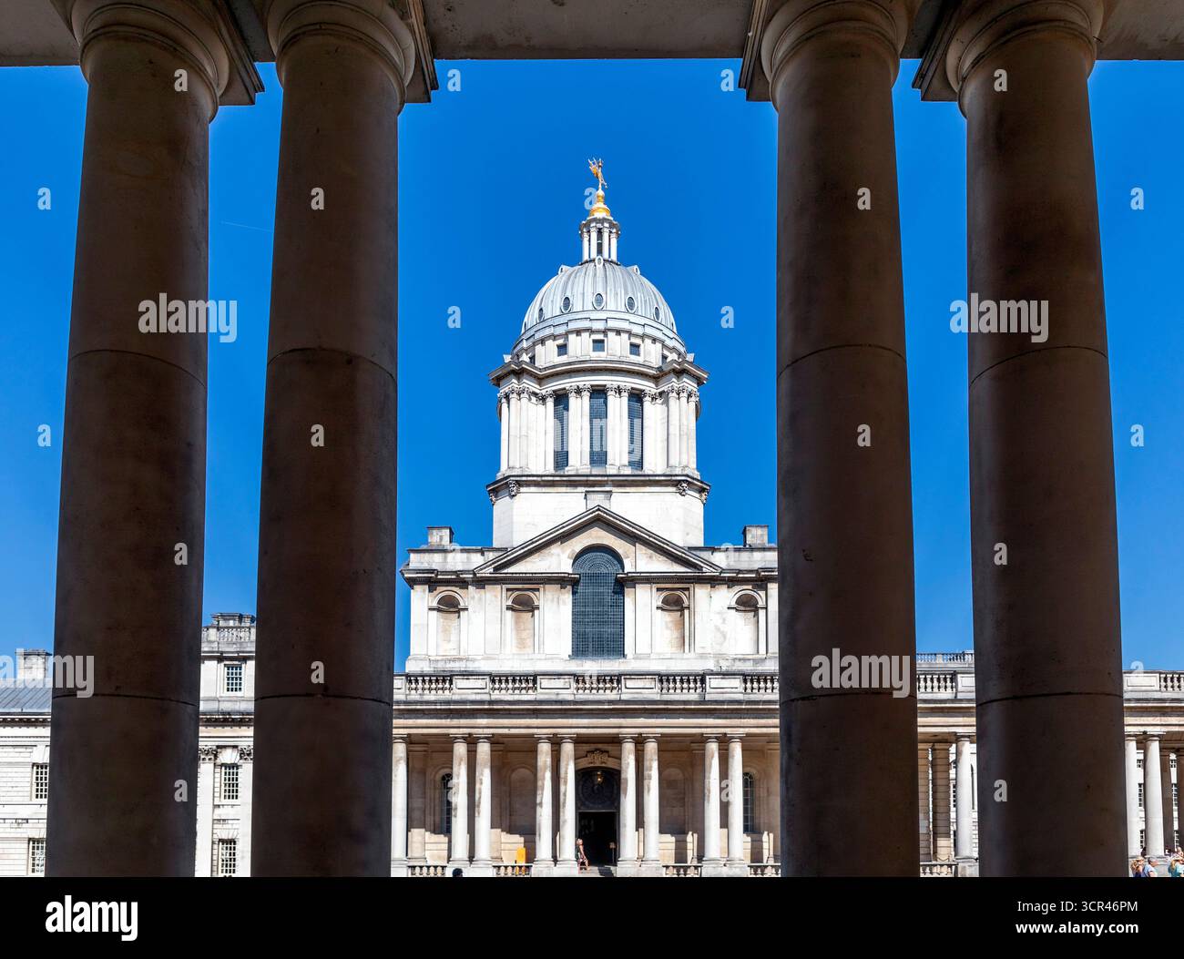 La Cappella di San Pietro e San Paolo incorniciata da imponenti colonne sotto un cielo azzurro. Londra, Regno Unito Foto Stock