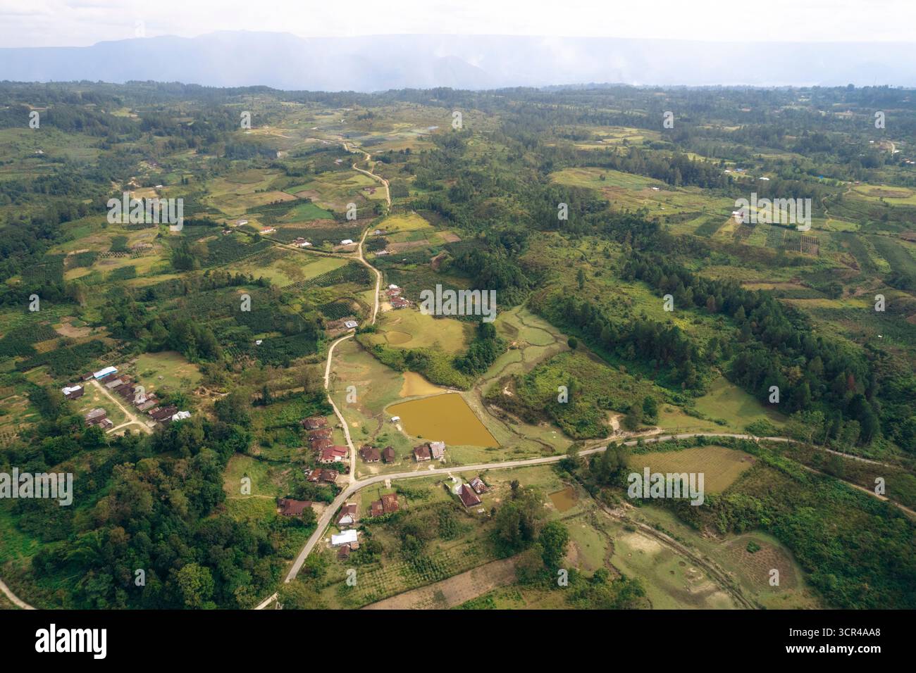 Vista aerea dell'isola di Samosir nel mezzo della caldera più grande del mondo, Sumatra settentrionale, Sumatra, Indonesia Foto Stock