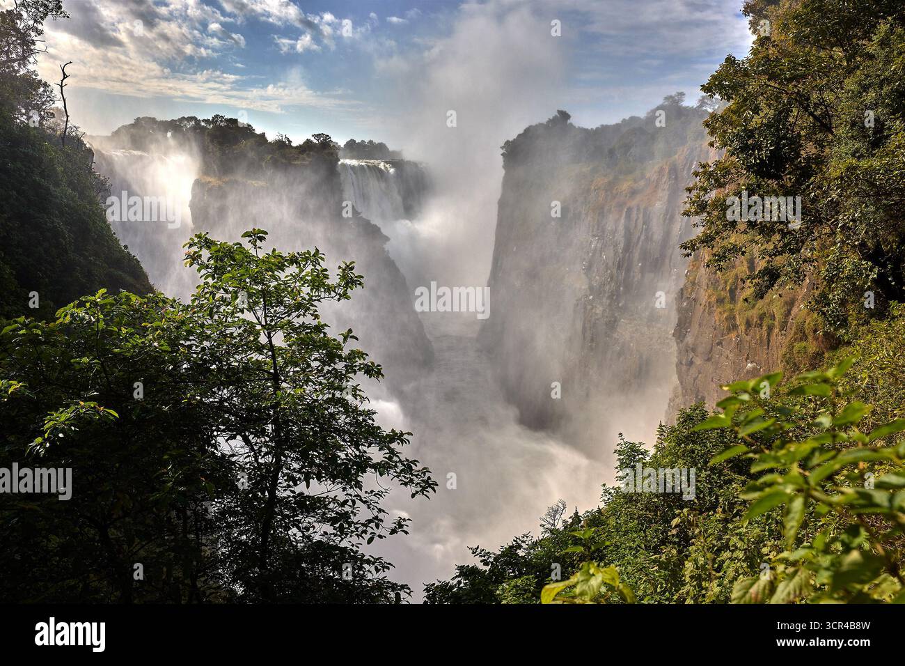 Le Cascate Vittoria, una delle sette meraviglie naturali del mondo, sono una vista mozzafiato situata al confine tra Zambia e Zimbabwe. Foto Stock