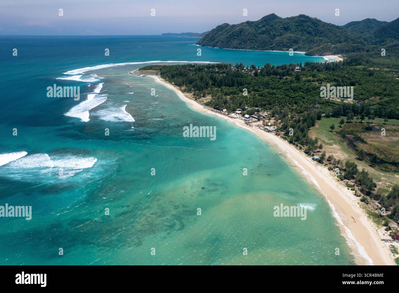 Vista aerea della spiaggia di Lhoknga ad Aceh, Sumatra, Indonesia Foto Stock