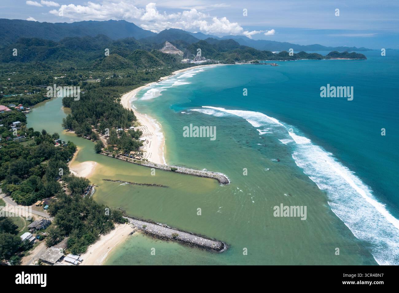 Vista aerea della spiaggia di Lhoknga ad Aceh, Sumatra, Indonesia Foto Stock