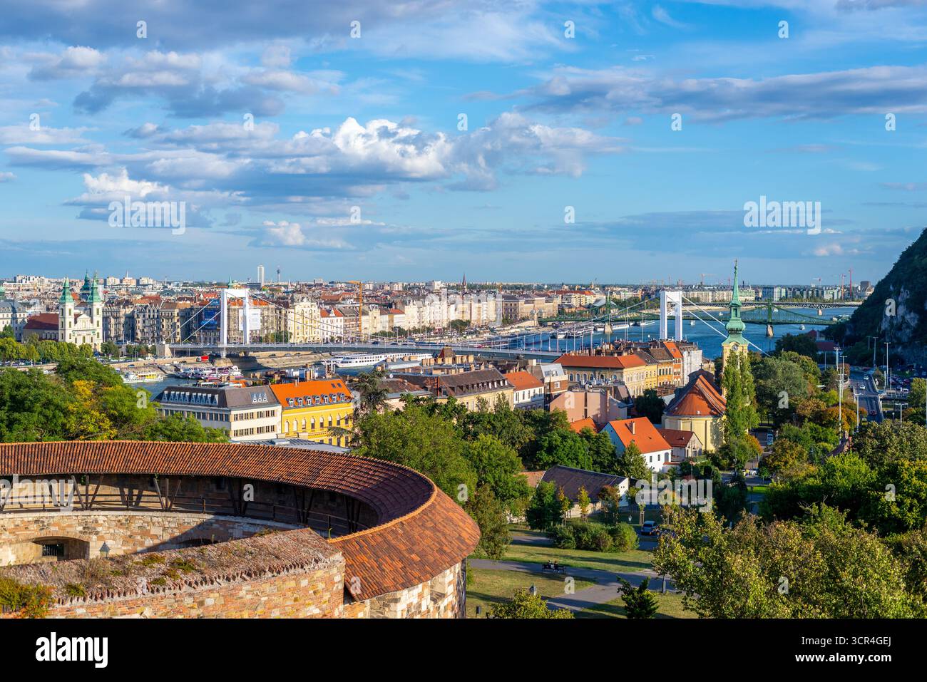 Budapest, Ungheria - settembre 2019: Vista panoramica di Budapest, Ungheria, dal Castello di Buda, affacciata sul Danubio, sul Ponte della libertà e su Elisabetta Foto Stock Budapest, Ungheria - settembre 2019: Vista panoramica di Budapest, Ungheria, dal Castello di Buda, affacciata sul Danubio, sul Ponte della libertà e su Elisabetta Foto Stock
