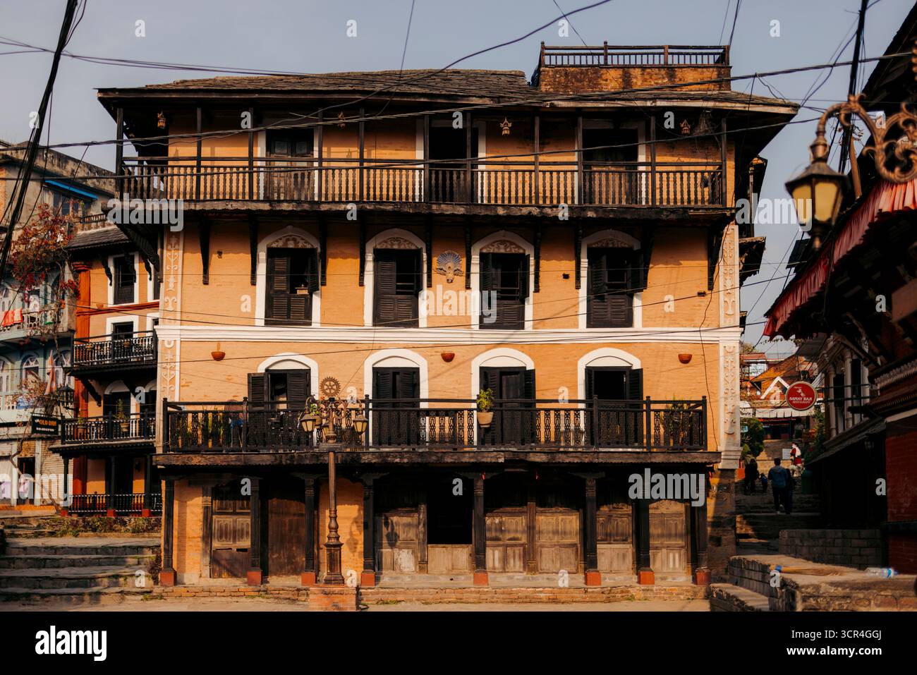 Edificio storico con persiane in legno, balconi e intricati dettagli architettonici. Bandipur, Nepal Foto Stock