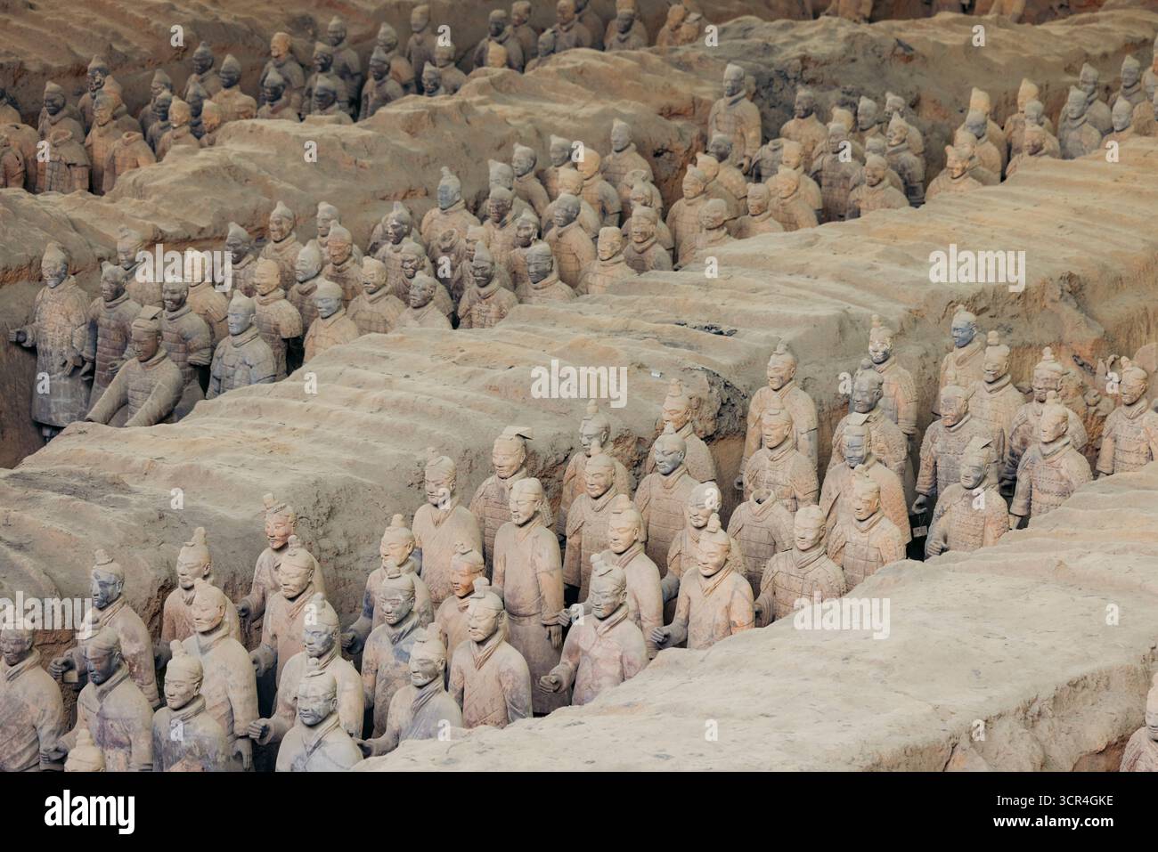 File di antichi guerrieri in terracotta si trovano in un sito archeologico in Cina. Provincia di Shaanxi, Cina Foto Stock