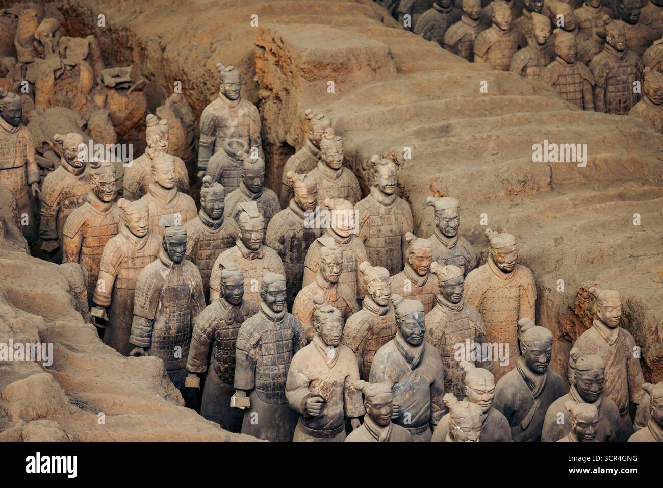 Guerrieri di terracotta in file all'interno di un sito di scavo in argilla a Xi'an, Cina. Foto Stock