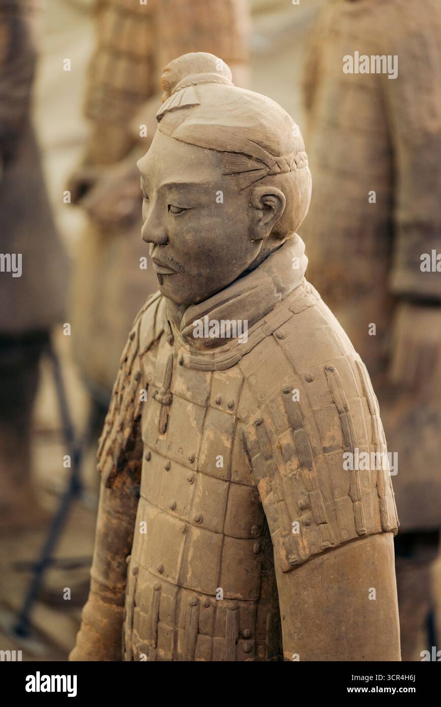 Statua di guerriero in terracotta dell'antica Cina in un dettagliato abbigliamento militare. Provincia di Shaanxi, Cina Foto Stock