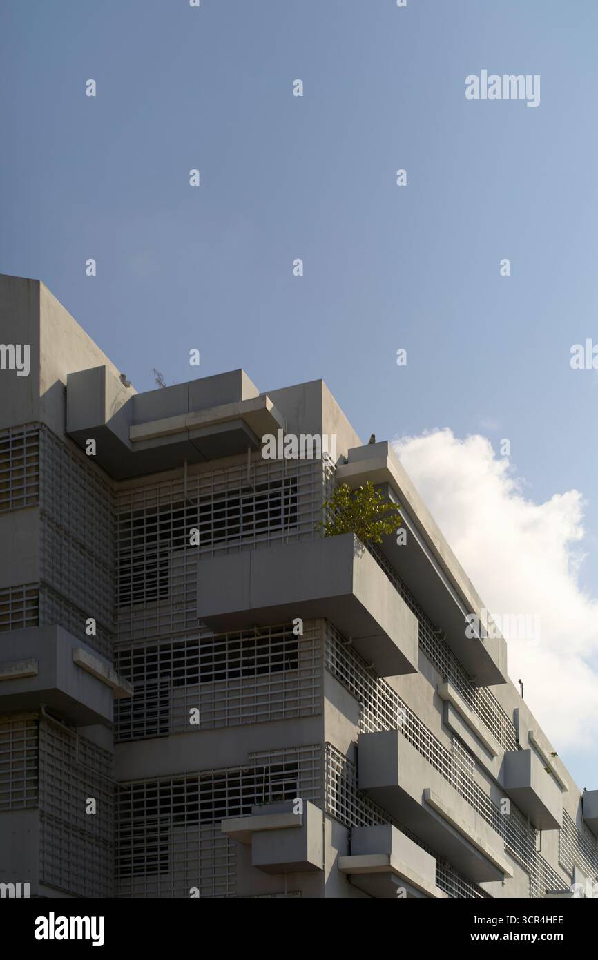 Moderno edificio in cemento dal design geometrico sotto un cielo azzurro. Miami, Florida, Stati Uniti Foto Stock
