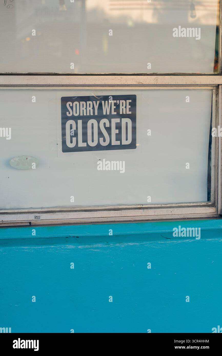Cartello chiuso su una finestra di un negozio con pareti dipinte di turchese sotto. Miami, Florida, Stati Uniti Foto Stock