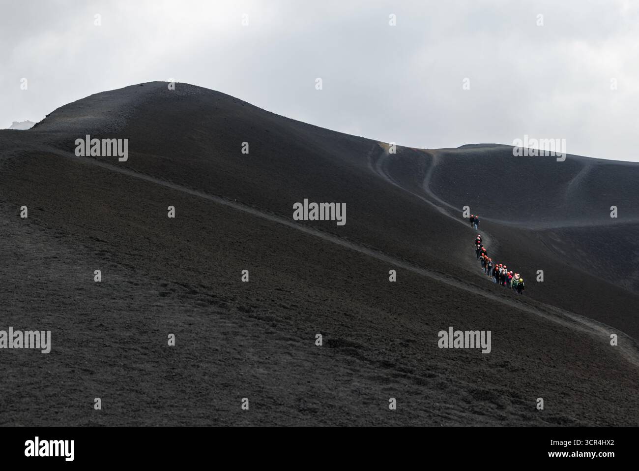 Monte Etna, Catania, Sicilia, Italia - 21 settembre 2025: Escursionisti trekking sul terreno vulcanico dell'Etna - avventura ed esplorazione nel Foto Stock