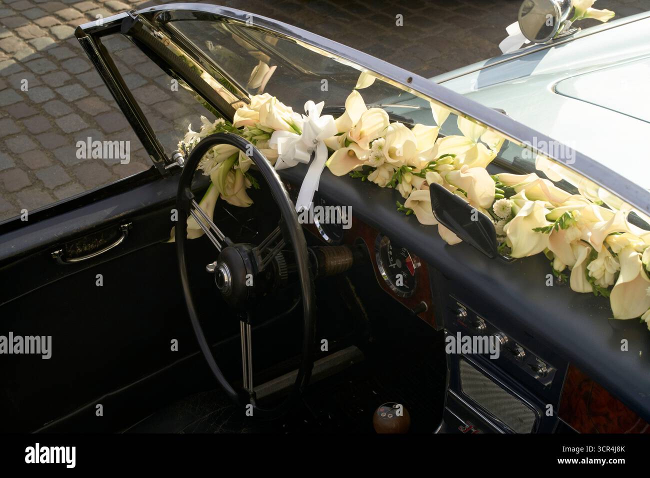 Classica convertibile decorata con fiori gialli per un matrimonio o un'occasione speciale. Bruxelles, Belgio Foto Stock