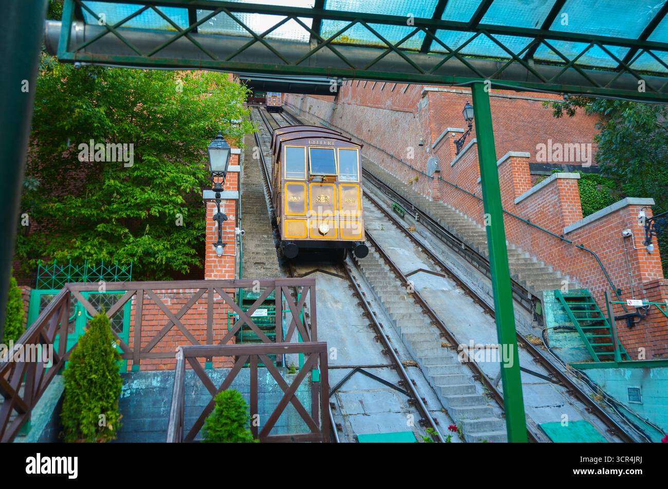 Budapest, Ungheria - 10 luglio 2017: Storica funicolare in legno della collina del castello di Budapest su ripidi binari che conducono al castello di Buda. Foto Stock
