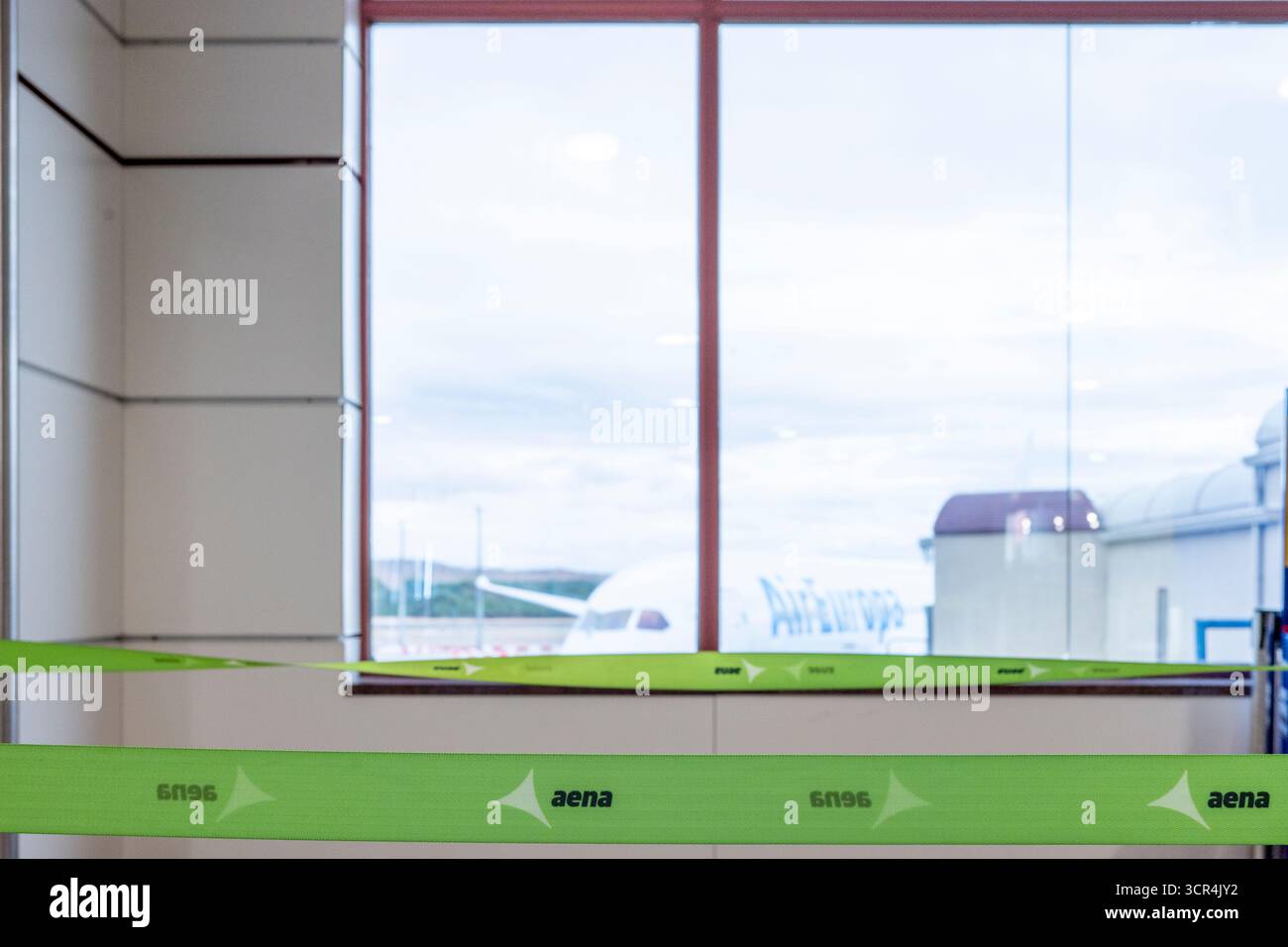 Madrid, Spagna, 28 settembre 2025, Editoriale illustrativo: Veduta sull'aeroporto internazionale Aena Barajas di Madrid con Air Europa pianura al centro Foto Stock