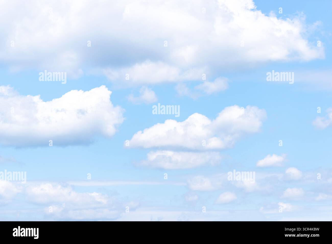 Cielo panoramico con soffici nuvole bianche e luce soffusa nelle limpide giornate estive. Foto Stock