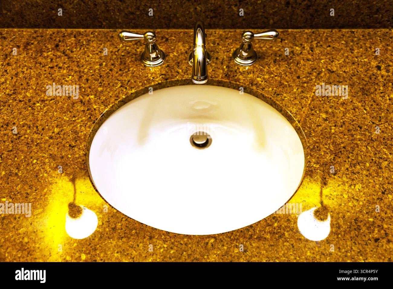 Lavabo con piano in marmo e rubinetto incorporato. Foto Stock