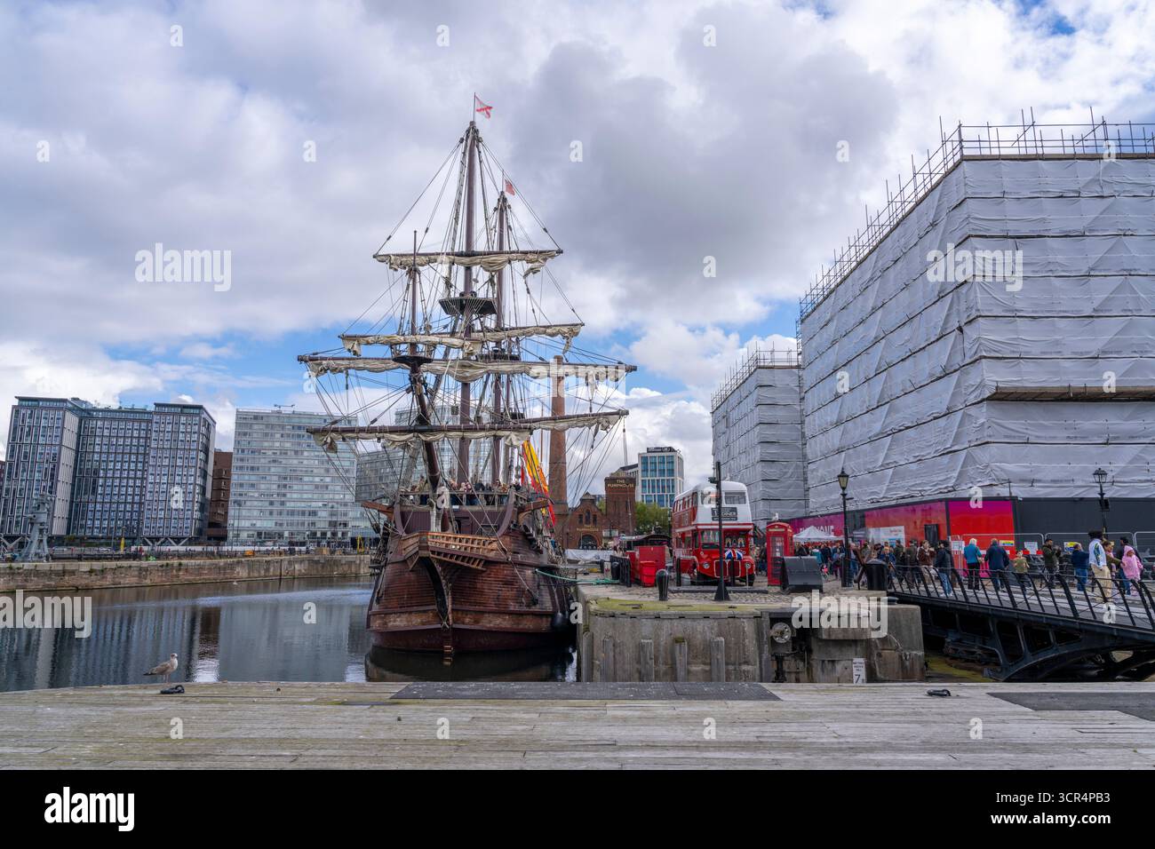 Il "Galeon Andalucia", ormeggiato ad Albert Dock, Liverpool, Regno Unito. Questa nave è una replica di un galeone spagnolo del XVII secolo Foto Stock