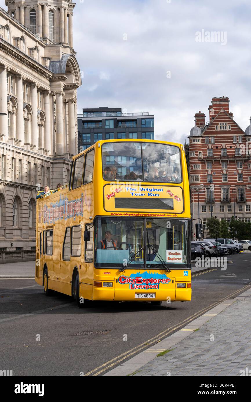 Un autobus giallo Liverpool City Tour fuori dall'edificio del Porto di Liverpool ad Albert Dock, Liverpool, Regno Unito Foto Stock